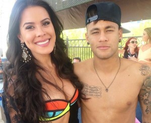 Image_Web_July_UFC_Neymar Jr e Ring Girl
